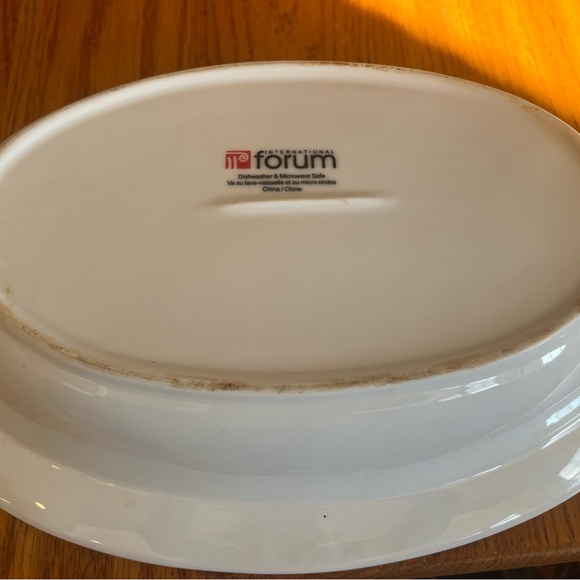 International Forum white porcelain casserole dish with handles - Picture 2 of 2